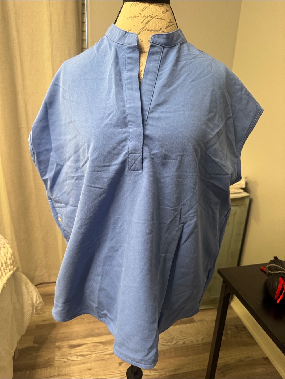 Figs ceil blue mandarin scrub top with pockets